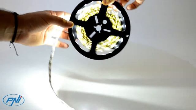 Banda LED PNI D-Light 60LED flexibila de interior 5m alb rece 60 leduri/m include alimentator 12V смотреть онлайн