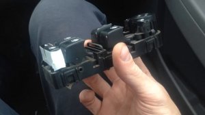 Гремят кнопки управления стеклоподъемниками на приоре