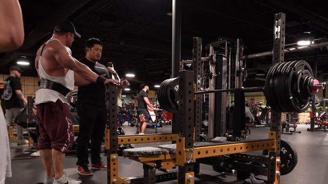 Elite Lifter Joins A Commercial Gym...? смотреть онлайн