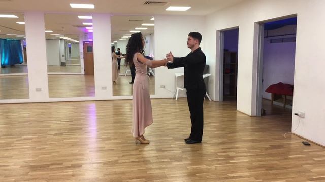 How to dance Brush Step in Slow Waltz - Novice смотреть онлайн