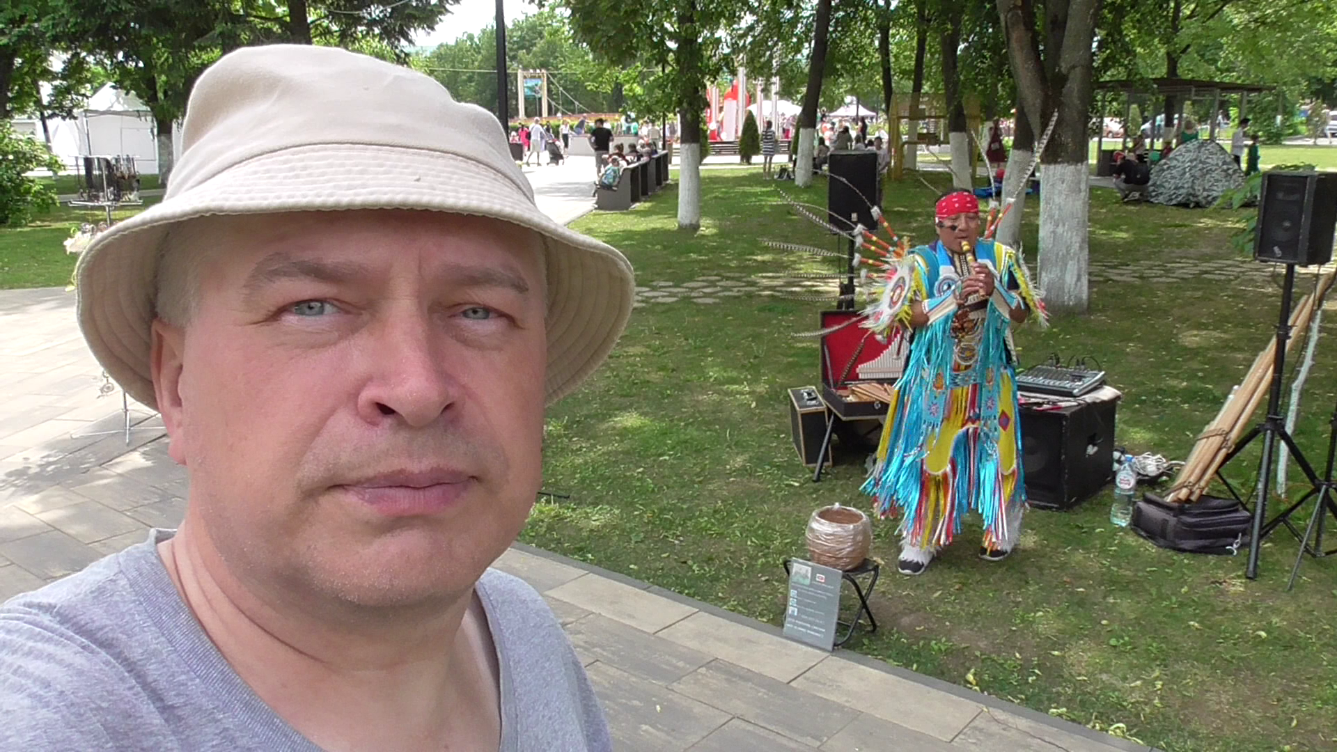 Я снял видео про индейца. Индеец в парке играет музыку