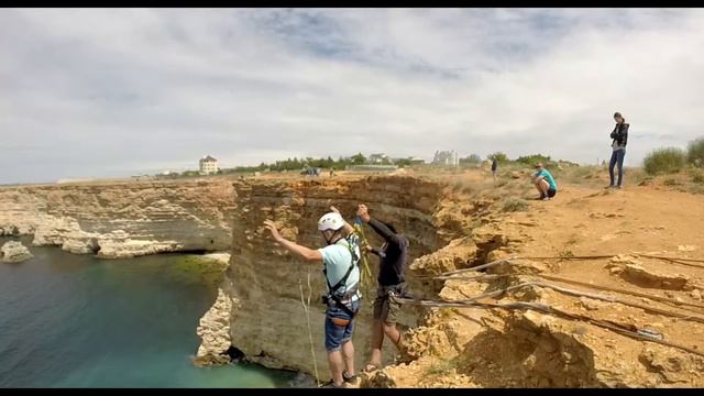 Александр мыс Фиолент прыжки с веревкой в Крыму с командой Skyline смотреть онлайн