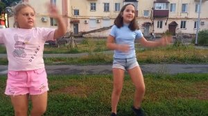 подруги танцуют танец капельки слёз
