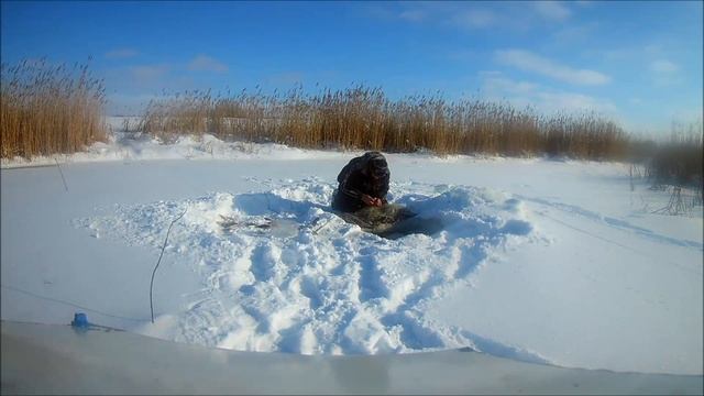 #1 ЛОВЛЯ ПЛОТВЫ СЕТЬЮ ЗИМОЙ ))) смотреть онлайн