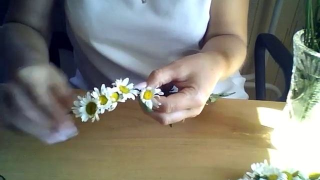 Плетем венок из ромашки.mp4 смотреть онлайн