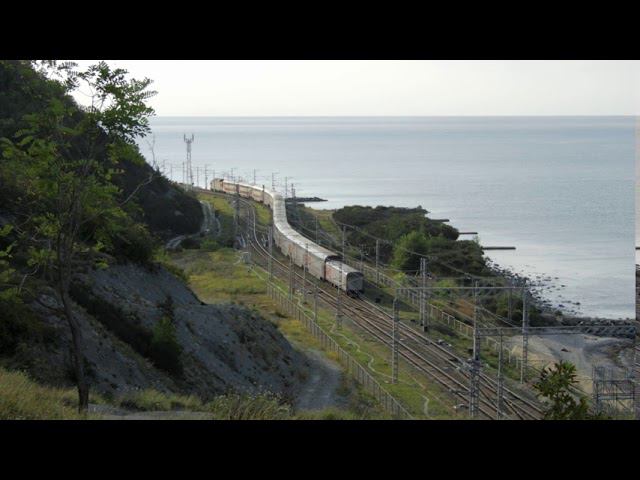 Двухэтажный пассажирский поезд идет вдоль пляжей Черного моря смотреть онлайн