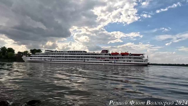 Пассажирский теплоход Александр Суворов проходит маяк на входе Волго-Донского канала в Волгограде. смотреть онлайн