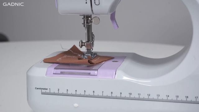 Máquina de Coser Gadnic SW3000 12 Puntadas Pie Falso Overlock Portátil 2 Velocidades Luz Led Y Peda смотреть онлайн