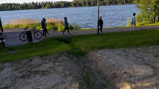 Озеро Сенеж . Пляж и тропа вдоль берега . смотреть онлайн