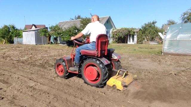 Работа фрезы на мотоблоке МТЗ с передним адаптером. Фрезеровка земли под посев сидератов. смотреть онлайн