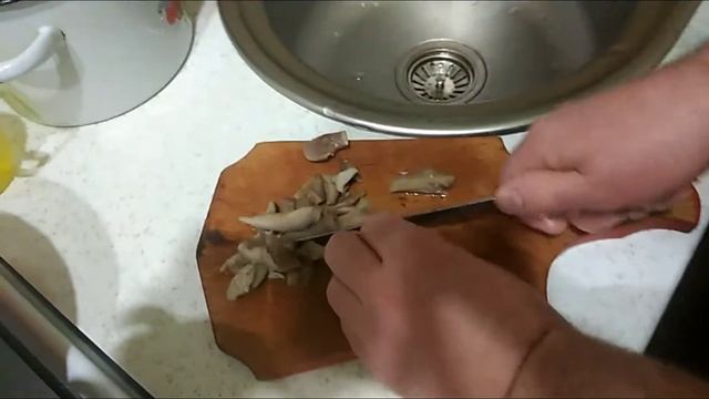 Топовый салат с кальмарами и белыми грибами от любимого. смотреть онлайн