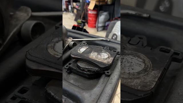 Mercedes Benz W 222 S class выполнили ТО заменили тормозные колодки и диски смотреть онлайн