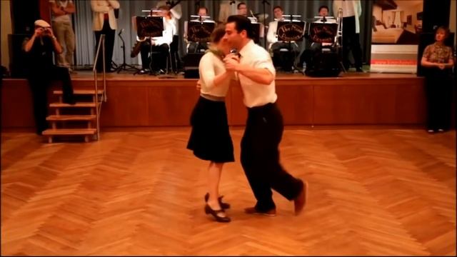 Танцуют Штефан Зауэр и Сандра Рёттиг