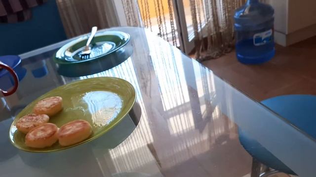 Оса прилетела и решила попить мой мёд 🐝