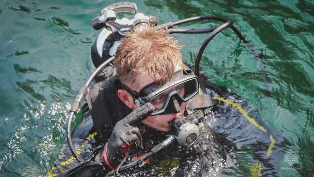 Подтвердили квалификацию: севастопольские водолазы МЧС России приняли зачёты у ростовских коллег смотреть онлайн