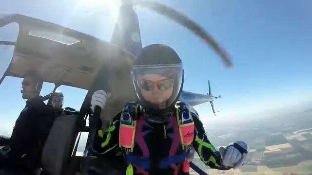 Girl jumps from helicopter смотреть онлайн