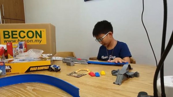 BECON - Unboxing Zuru Metal Machines Road Rampage Playset by Lucas