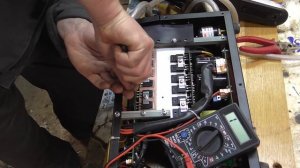 Плазморез Aurora PRO AIRHOLD 42.  Горит желтый индикатор при нажатии на курок.