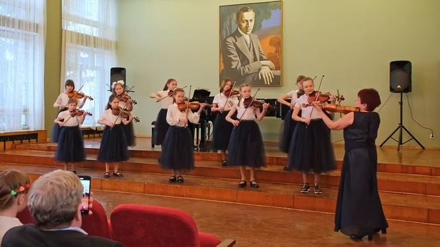 Ансамбль скрипачей младших классов, г. Великий Новгород, Р. Телепнёв «Нам солнце дарит радугу» смотреть онлайн