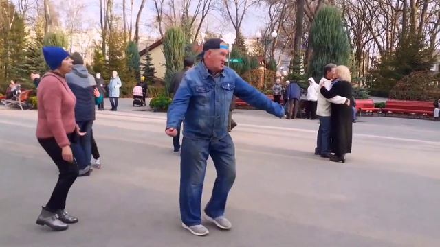 ТЫ МОЯ ХОРОШАЯ! ТАНЦЫ В ПАРКЕ ГОРЬКОГО ХАРЬКОВ ПРИЯТНЫЕ ВОСПОМИНАНИЯ смотреть онлайн