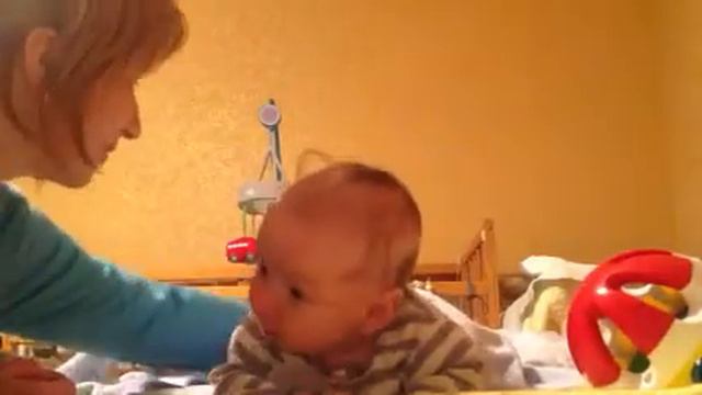 Миша пытается ползать смотреть онлайн