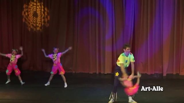 Танцевально-акробатический номер "Три поросенка" смотреть онлайн