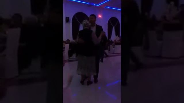 Ах какая женщина! Медленный танец с мамой. смотреть онлайн