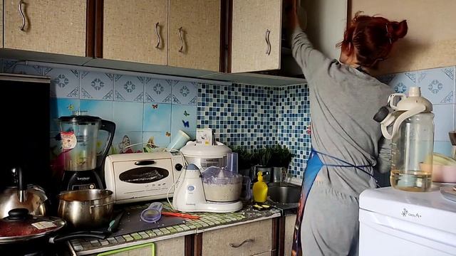 Life-VLOG: манник на ряженке/мотивация на готовку и уборку/борщ смотреть онлайн