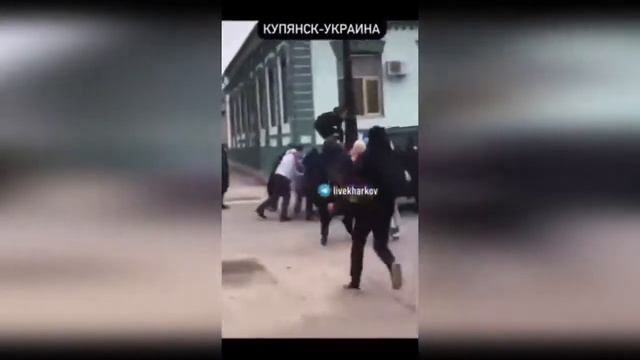 Купянск. Люди нападают на технику. смотреть онлайн