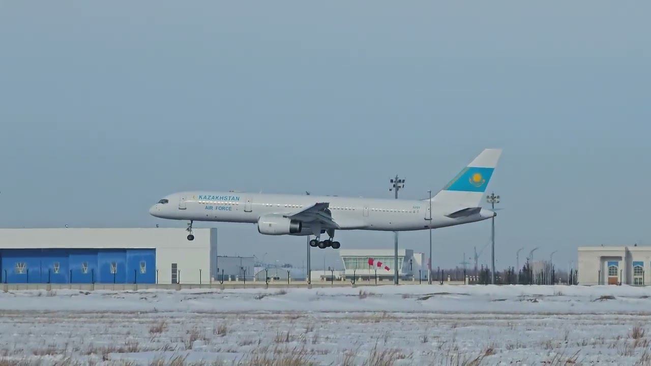 Boeing 757 lands at the airport. смотреть онлайн