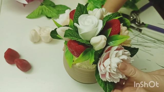 Собираю мыльный букет в круглом кашпо из пионов, клубники, роз и тюльпаноа смотреть онлайн