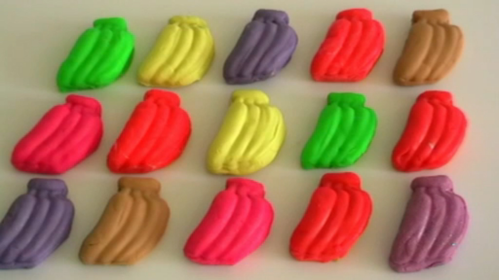 Плей до бананы с с игрушками.Учим цвета вместе в пластилином Плей до смотреть онлайн