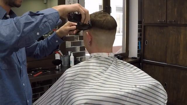 Популярная мужская стрижка. Как подстричь популярную мужскую стрижку... Skin fade with side part. смотреть онлайн