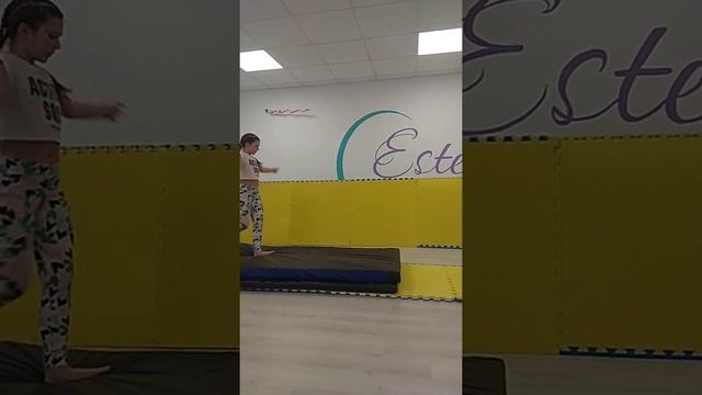 Как научиться делать колесо без рук? смотреть онлайн