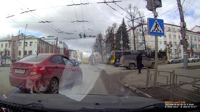 Ижевск. Советская/Пушкинская. Красный солярис К593ТВ/152 с левой полосы направо на красный.