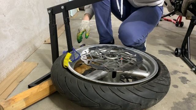 Как просто отбалансировать колесо #мотоцикл #колеса #балансировка смотреть онлайн