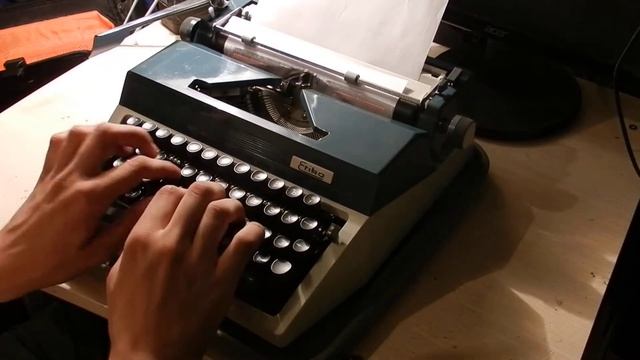 Пишущая / печатная машинка Erika 40 | typewriter смотреть онлайн