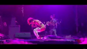 ПОМОЧИЛАСЬ НА ФАНАТА СО СЦЕНЫ