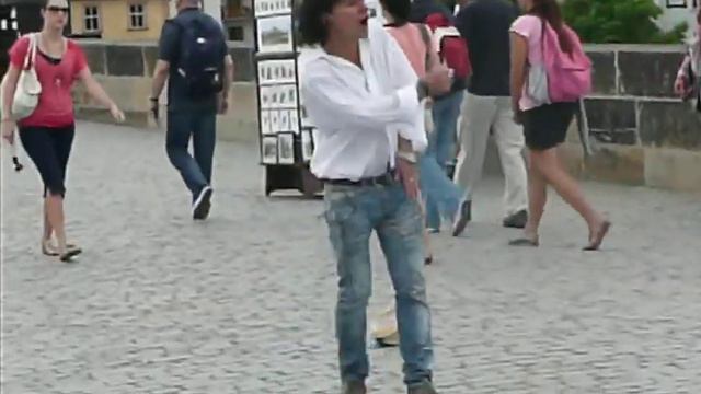 Takhle se vydělává na Karlově mostě v Praze смотреть онлайн