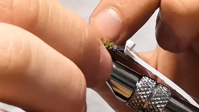 Мушка с необычной спинкой. Приманка для ловли хариуса и ленка летом! смотреть онлайн