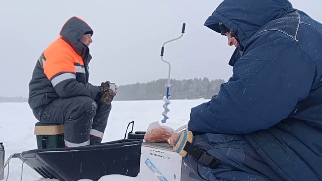 Деревня - ПРИЗРАК! Где тут рыбки половить? На рыбалку к заброшенной деревне. смотреть онлайн