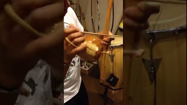 Professor Baiano- Capoeira Sol Nascente playing Rapidinho rhythm смотреть онлайн