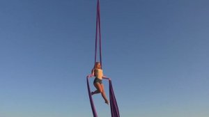 Воздушные гимнастки на полотнах.