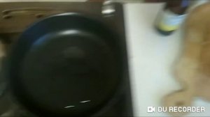 Жарим лук на сковороде