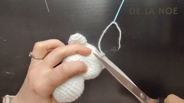 Вяжем карманного мишку с сердечком DE LA NOE. Этап 9. Сборка смотреть онлайн