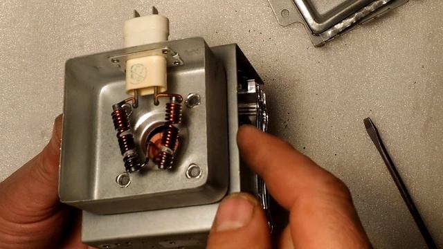 Магнетрон, как разобрать и что в нем есть.