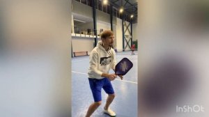 Основы игры в пиклбол: хват и удар с правой руки