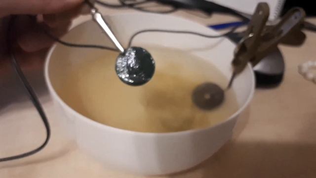 Чистка монеты и медного замочка электролизом! смотреть онлайн