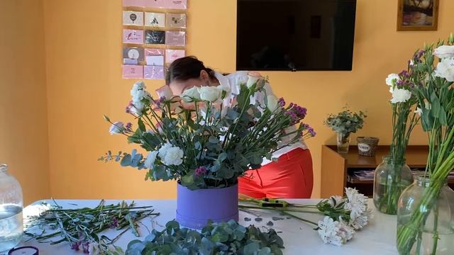 Mix flowers box arrangement DIY. Собираем раскидистую коробку с цветами смотреть онлайн