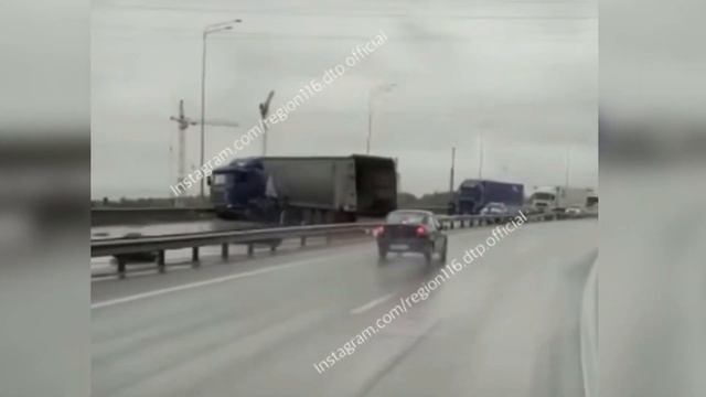 Огромная пробка образовалась на М7 под Казанью из-за перекрывшей дорогу фуры смотреть онлайн